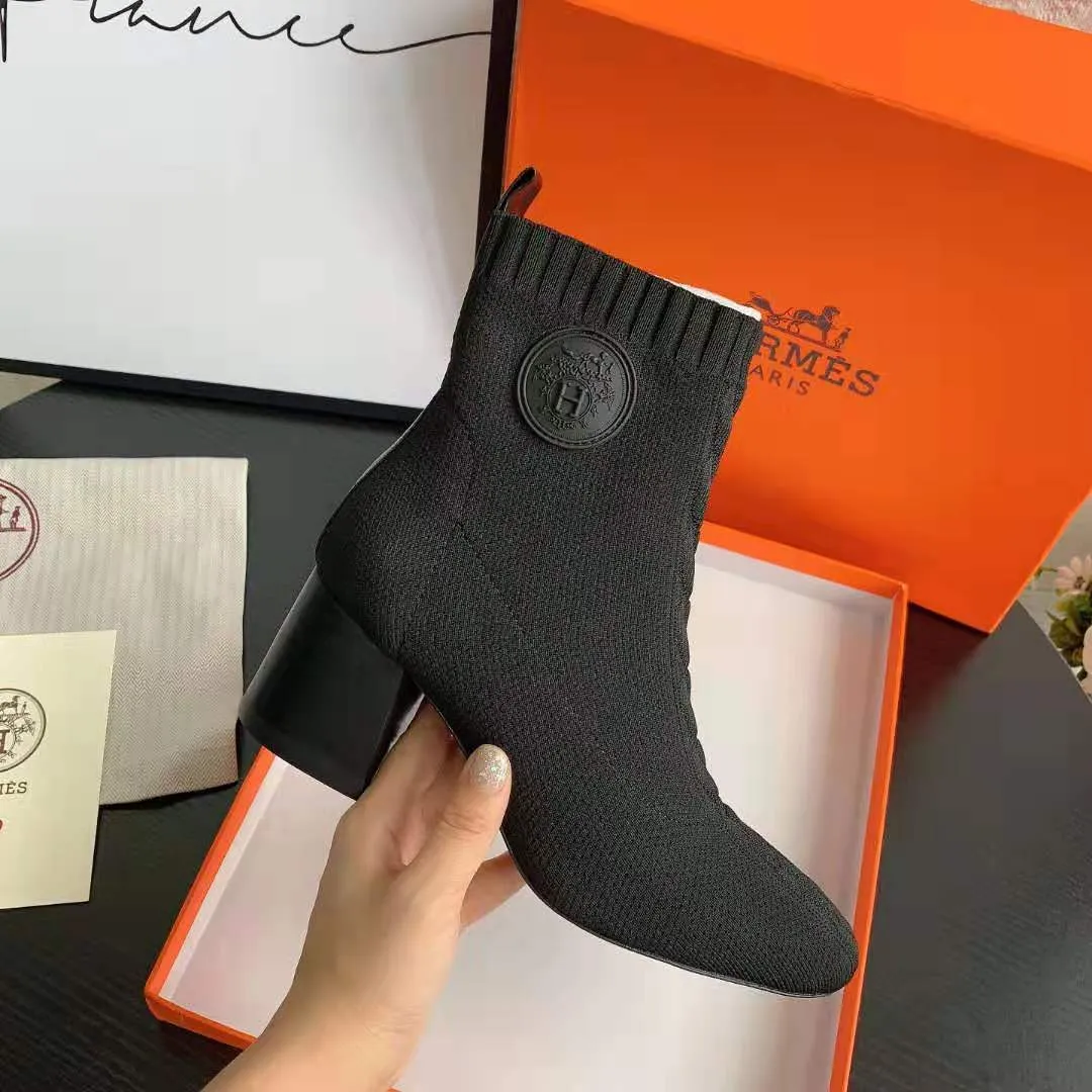 👟👟Ex-factory price 460👟👟 Hermes Hermes early autumn new model, the highest version on the market! Original board 1:1 purchasing level quality.  This is the youngest item from the H family this season! It’s just right to wear this season, it looks great on your feet and looks particularly slender 🌹 Fabric: Original 1:1 molded imported knitted upper, sheepskin lining. The heel is the latest molded horseshoe heel this year, with a heel height of 6.5cm 🌹 Size number: 34-41 (34.40 41/42 customized) 🌹 Outsole: Rubber sole and genuine leather sole optional 🌹Color: black, white, blue, burgundy 🌹Packaging with cloth bag certificate
